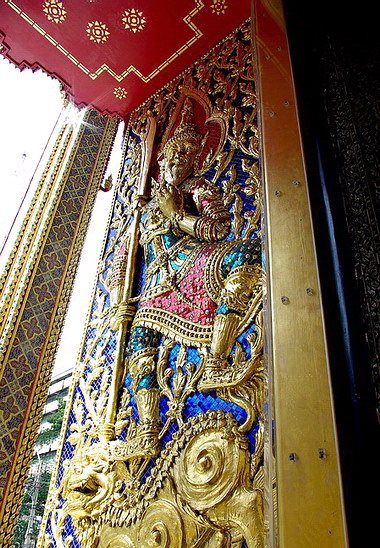 ด้านข้างของซุ้ม ‘ประตูพระอุโบสถ’ แต่ละด้าน  มีทวารบาลเป็นรูป ‘เซี่ยวกาง’ ทรงเครื่องแบบไทย ถือง้าวยืนอยู่บนหลังสิงห์