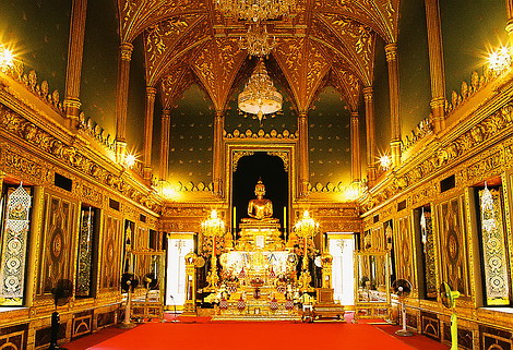 พระพุทธอังคีรส พระประธานในพระอุโบสถ ที่มีความงดงามเป็นอย่างยิ่งด้วยสถาปัตยกรรมแบบโกธิค