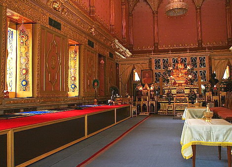 “พระวิหาร” มีรูปทรงเป็นแบบเดียวกับพระอุโบสถทั้งภายนอกและภายใน  บานประตูและบานหน้าต่างสลักด้วยไม้เป็นลวดลายไทยจำลองรูปดวงตราเครื่องราชอิสริยาภรณ์ 