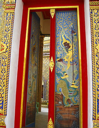 บานประตูพระวิหารทิศหรือพระวิหารมุข  เป็นภาพเขียนสีรูป ‘เซี่ยวกาง’ ถือง้าวยืนอยู่บนหลังสิงห์ ตามคตินิยมของจีน