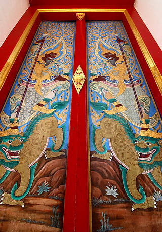 บานประตูพระวิหารทิศหรือพระวิหารมุข  เป็นภาพเขียนสีรูป ‘เซี่ยวกาง’ ถือง้าวยืนอยู่บนหลังสิงห์ ตามคตินิยมของจีน