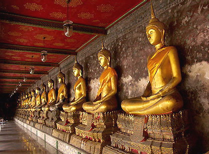 พระพุทธรูปปูนปั้นปางสมาธิรอบพระวิหารคดทั้ง ๔ 
