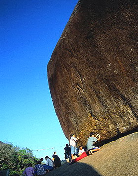  หินลูกบาตรกับพลังศรัทธาของพุทธศาสนิกชน ณ เขาคิชฌกูฏ 