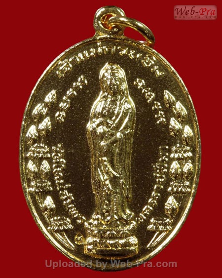 ปี 2519 เหรียญเจ้าแม่กวนอิม วัดใหม่อัมพร หลวงพ่อคูณ ปริสุทโธ วัดบ้านไร่ (เนื้อทองแดงกะไหล่ทอง)
