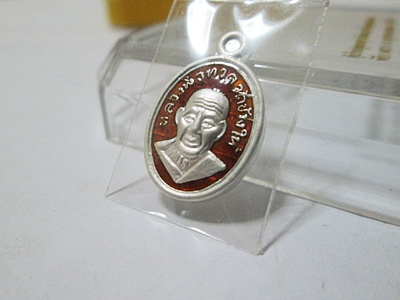วัดใจอีกเหรียญ เหรียญเม็ดแตง หลวงปู่ทวด รุ่น 100 ปี อาจารย์ทิม เนื้อเงินลงยาสีแดง เคาะเดียวแดง