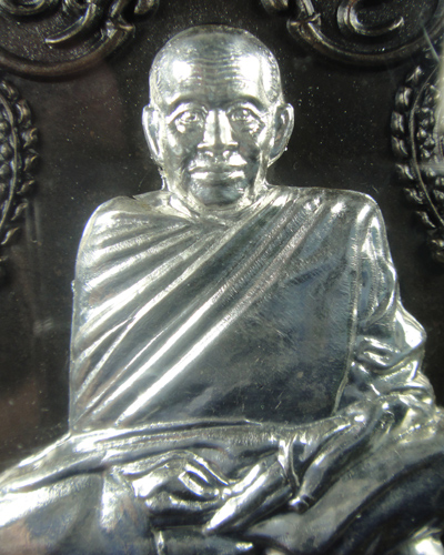 เหรียญเสมารูปเหมือน รุ่นเลื่อนสมณศักดิ์ หลวงปู่เกลี้ยง เตชธัมโม วัดโนนแกด ปี 2552