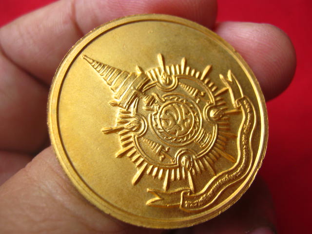 เหรียญในหลวง พระราชพิธีมหามงคลเฉลิมพระชนมพรรษา 6 รอบ ปี 2542 กะไหล่ทองพ่นทราย