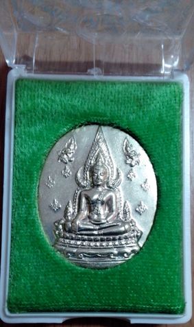 ของดีราคาเบา>>>เหรียญพระพุทธชินราช ญสส.อกเลา เนื้ออัลปาก้า+กล่องเดิม ปี 2543 หลวงปู่หมุน ร่วมปลุกเสก