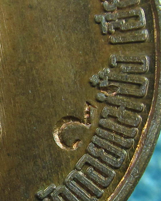 เหรียญหลวงปู่แหวน สุจิณโณ ยืนถือไม้เท้า ปี 2518 ตอกโค๊ต..เริ่ม20บาท.(05/04/57-146)