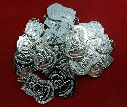 เหรียญเสมาใหญ่ชุบนิเกิ้ล หลวงพ่อทวด วัดช้างให้ ปัตตานี ปี 55 (20 เหรียญ)