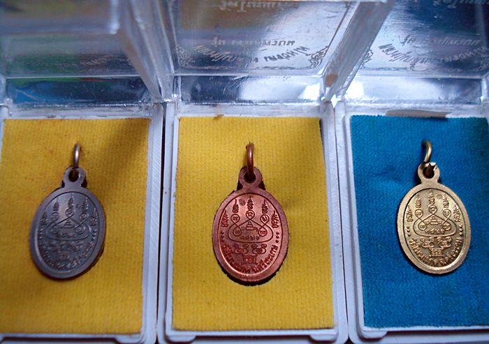 เหรียญเม็ดแตงเนื้อทองฝาบาตร+เนื้อทองแดง+เนื้ออัลปาก้า หลวงปู่เกลี้ยง วัดโนนแกด จำนวน 3 องค์เคาะเดียว