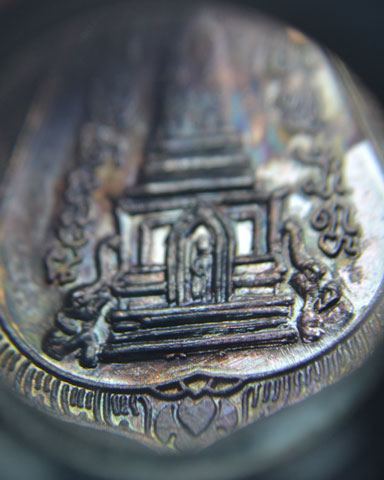 เหรียญหลวงปู่ทวด วัดช้างให้ พิมพ์เสมาพุฒซ้อน (ขี่คอ) เนื้อทองแดงรมดำ ปี 2539 หลังสถูป 3จุด
