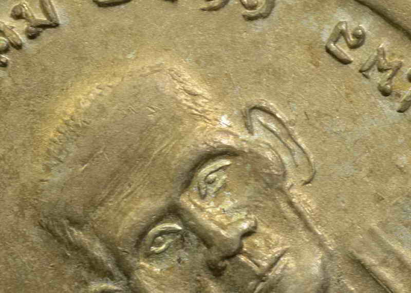 เหรียญ รุ่น ๒ หน้าแก่ นิยมหูขีดวงเดือน กะไหล่เงิน  หลวงปู่ขาว อนาลโย วัดถ้ํากลองเพล จ.อุดรธานี 