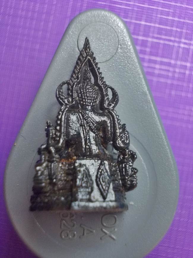 พระพุทธชินราช ปางห้ามสมุทร ปี 2547 เนื้อเหล็กน้ำพี้ พิมพ์เล็ก (องค์ที่ 1)