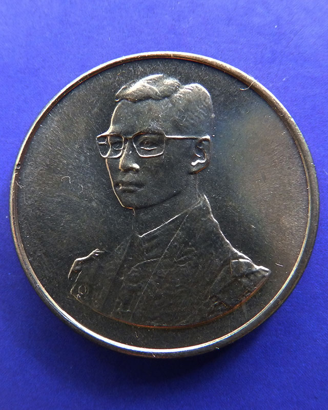 4.เหรียญในหลวง ที่ระลึกเดินการกุศลเทิดพระเกียรติ 5 ธ.ค. 2527 ขนาด 2 ซ.ม. กองทัพบก ซองเดิม