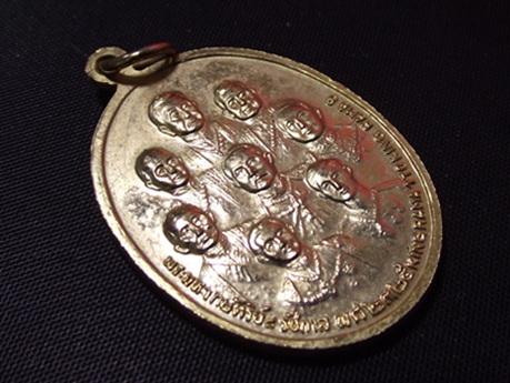 เหรียญในหลวง สมโภชน์กรุงรัตนโกสินทร์ 200 ปี หลังพระมหากษัตริย์ 9 รัชกาล เนื้อกะไหล่ทอง