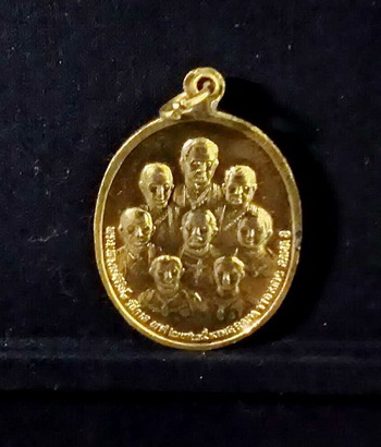 เหรียญในหลวง ฉลองกรุงรัตนโกสินทร์ 200 ปี กะไหล่ทอง