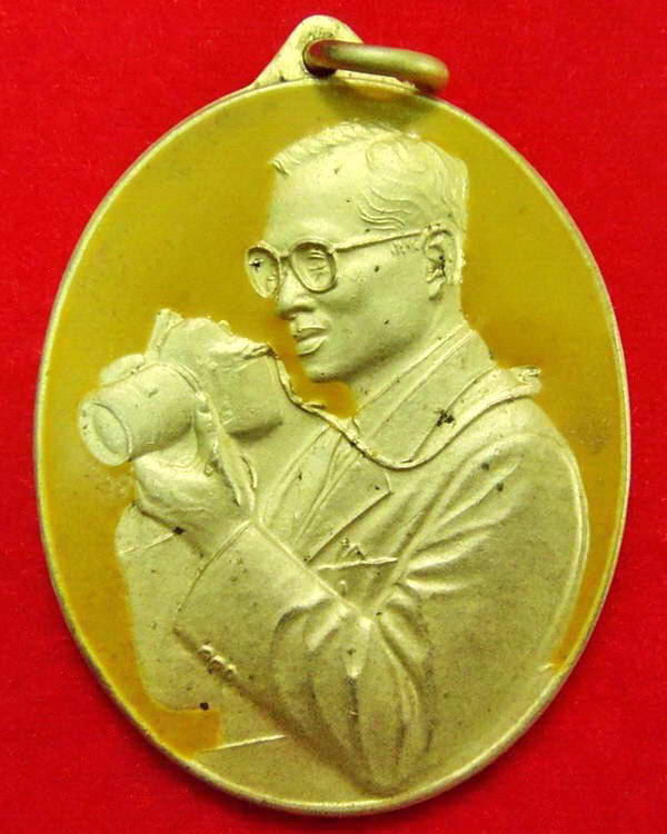 เหรียญในหลวงทรงกล้อง เหรียญที่ระลึกมหามงคลเฉลิมพระชนมพรรษา 6 รอบ ปี พ.ศ. 2542