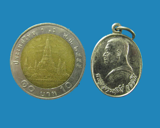 เหรียญพระอาจารย์วัน อุตตโม -เนื้อทองแดงชุบนิเกิ้ล  รุ่นตึกสงฆ์ ปี2520