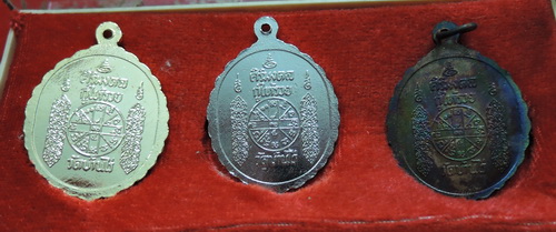 เหรียญหลวงพ่อคูณ พระ 3 กษัตริย์ รุ่นกูให้รวย พร้อมกล่องเดิม หายาก ราคาเบาๆ