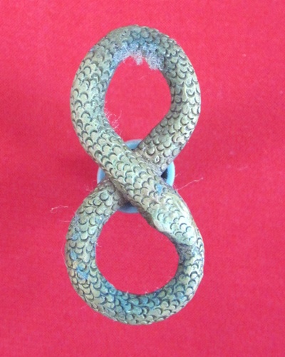 งูกินหาง (แรง ตำรับพิสดาร ) พระครูน้อย   วัดชัยมงคล  เนื้อทองสตางค์ผสมโลหะอาถรรพณ์