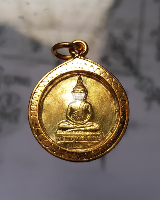 เหรียญหลวงปู่ทวด-หลวงพ่อโสธร เนื้อทองฝาบาตร พิมพ์ไร้ห่วง ปี53 วัดห้วยมงคล เลี่ยมกรอบทองไมครอน