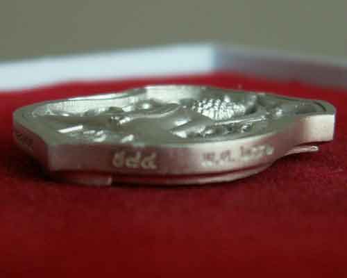 เหรียญพระพุทธโสธรคุ้มเกล้าฯ(รูปอาร์ม) พ.ศ.๒๕๕๓ (เนื้อเงินชุบทองคำขาว) ๖๐ปี รพ.ภูมิพลฯ วัดพระแก้ว - 3