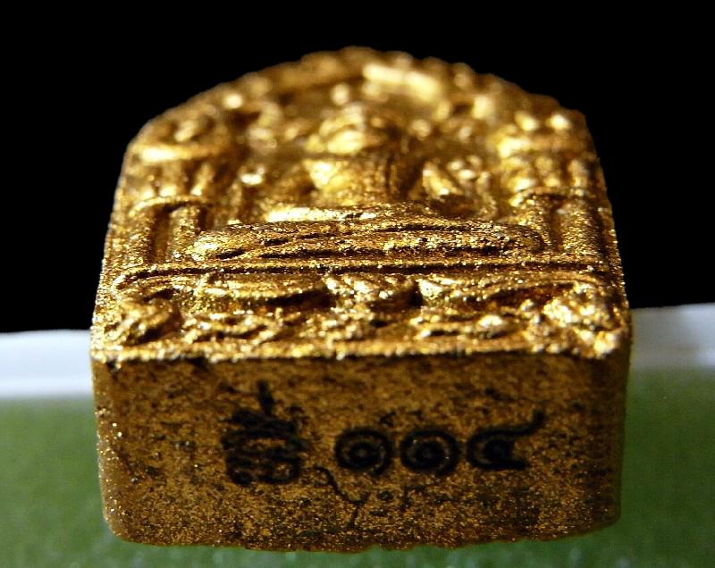 1 ใน 399 องค์ ตะกรุดทองคำ ขุนแผนผงพรายกุมาร รุ่นพรายทอง พิมพ์เล็ก เนื้อกระยาสารท + พลอยเสก กล่องเดิม - 4