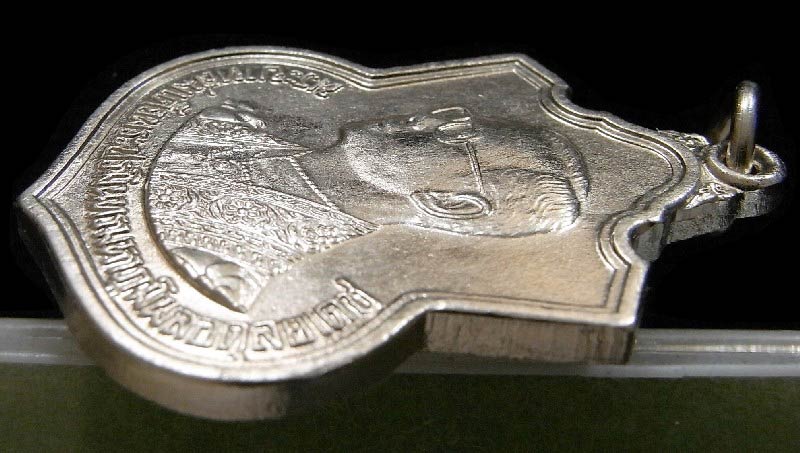 เหรียญในหลวงพระชนมายุ 72 พรรษา ครบ 6 รอบ ปี 2542 เนื้ออัลปาก้า พร้อมซองเดิม - 3