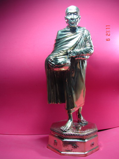 หลวงปู่คำบุ (รูปเหมือนหล่อยืนอุ้มบาตร) - 1