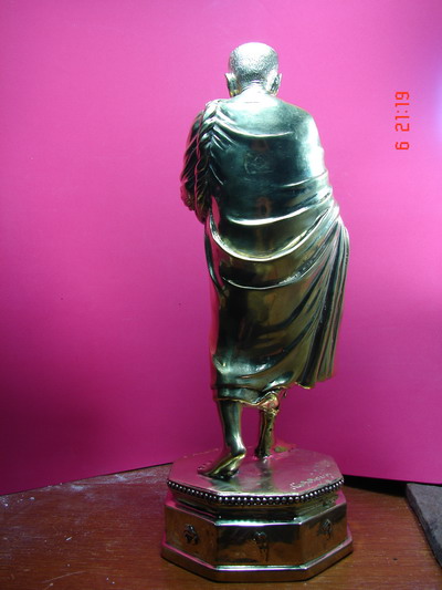 หลวงปู่คำบุ (รูปเหมือนหล่อยืนอุ้มบาตร) - 2