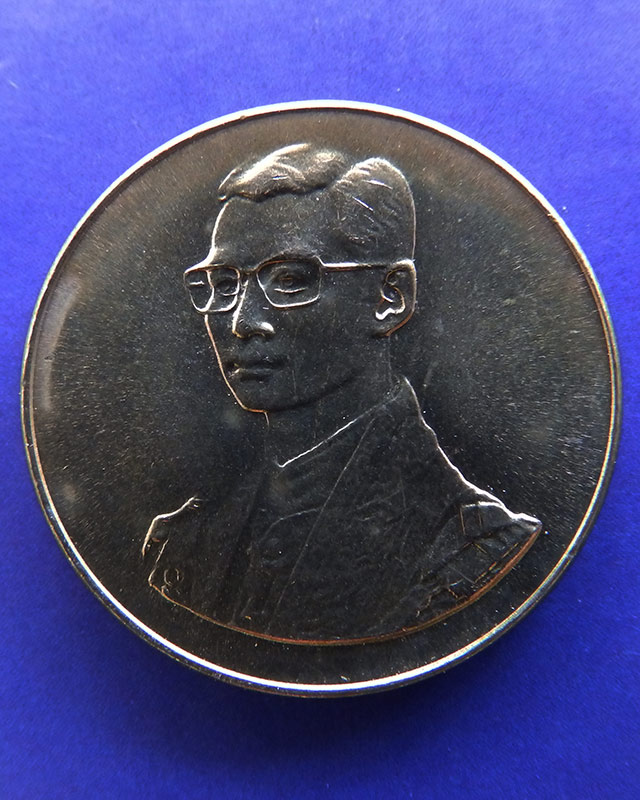 13.เหรียญในหลวง ที่ระลึกเดินการกุศลเทิดพระเกียรติ 5 ธ.ค. 2527 ขนาด 2 ซ.ม. กองทัพบก ซองเดิม - 1