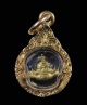 เหรียญกระดุมพญาราหู (พิมพ์จิ๋ว) เนื้อสามกษัตริย์ เลี่ยมทอง รุ่นอยู่เย็นเป็นสุข  พ.ศ.2548
