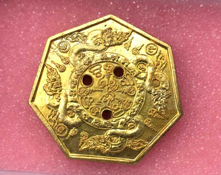  เหรียญนาคเกี้ยว เจ็ดเหลี่ยมสามรู ( พิมพ์ใหญ่หนักบาท) หลวงพ่อวิเชียร วัดเนินสุทธาวาส จ.ชลบุรี  - 1