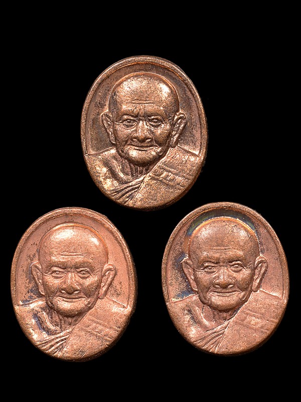 เหรียญเม็ดยา(กระดุม) เนื้อทองแดง 3องค์ หลวงปู่หงษ์ ปี2543 - 1