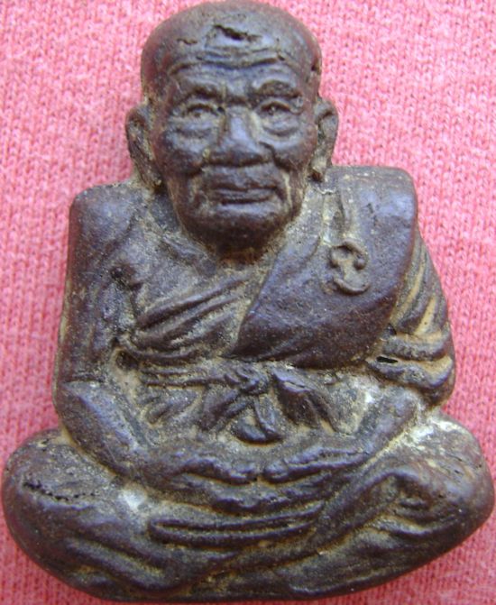 หลวงปู่ทวดเนื้อว่านหลังเจดีย์