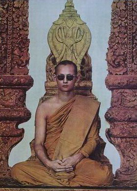 พระภิกษุพระบาทสมเด็จพระเจ้าอยู่หัว รัชกาลปัจจุบัน  ทรงประทับหน้าใบเสมาพระอุโบสถ วัดบวรนิเวศวิหาร  เมื่อวันที่ ๓๐ ตุลาคม พ.ศ. ๒๔๙๙