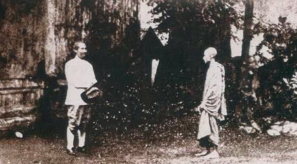 รัชกาลที่ ๕ ทรงสนทนากับสมเด็จพระมหาสมณเจ้า กรมพระยาวชิรญาณวโรรส  ณ วัดบวรนิเวศวิหาร เมื่อปี พ.ศ. ๒๔๔๘