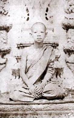 สมเด็จพระบรมโอรสาธิราช เจ้าฟ้ามหาวชิรุณหิศ สยามมกุฏราชกุมาร เมื่อครั้งทรงผนวชเป็นสามเณร พ.ศ. ๒๔๓๔