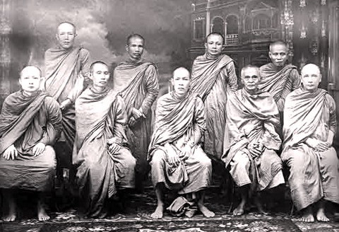 สมเด็จพระสังฆราชเจ้า กรมหลวงชินวรสิริวัฒน์ (องค์ที่ ๓ จากซ้าย)  ทรงฉายร่วมกับสมเด็จพระราชาคณะ