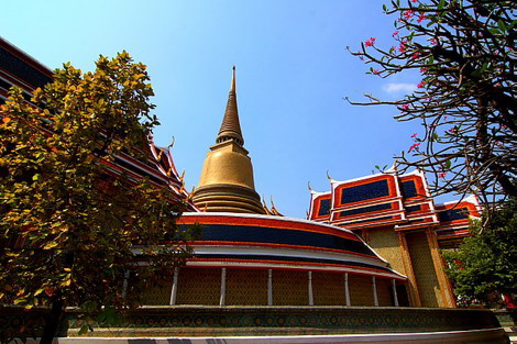 พระอุโบสถ พระวิหาร และพระระเบียงคด ล้อมรอบพระมหาเจดีย์ใหญ่ซึ่งอยู่ตรงกลาง