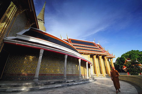 พระอุโบสถ พระวิหาร และพระระเบียงคด ล้อมรอบพระมหาเจดีย์ใหญ่ซึ่งอยู่ตรงกลาง