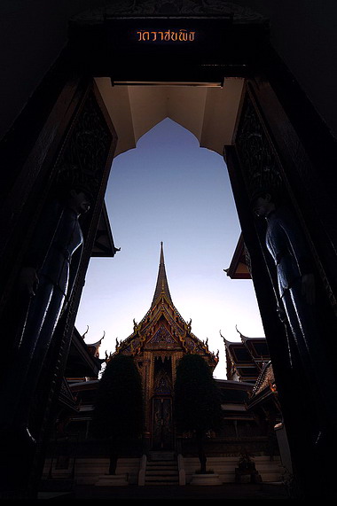 ด้านหน้าประตูทางเข้า “พระวิหารทิศ” ฝั่งถนนเฟื่องนคร ในยามราตรี