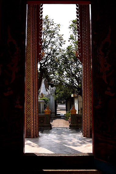 บริเวณติดต่อกันระหว่างเขตพุทธาวาสและเขตสุสานหลวง 