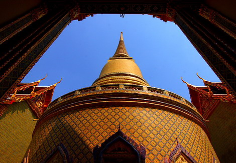 “พระมหาเจดีย์ใหญ่” ตั้งอยู่ตรงกลางเป็นหลักสำคัญของวัด  ล้อมด้วยพระระเบียง พระอุโบสถ พระวิหาร และพระวิหารทิศ