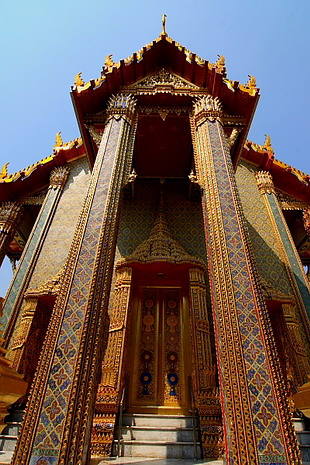 ด้านหน้าของ “พระวิหาร” 