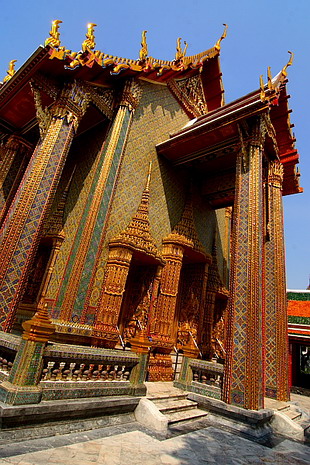 ด้านข้างของ “พระวิหาร” 