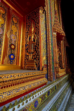 ‘หน้าต่างพระวิหาร’ มีซุ้มยอดมณฑปครึ่งซีกติดลวดลายปูนปั้นปิดทอง  ด้านข้างของซุ้มหน้าต่างแต่ละด้านเป็นเทวดาถือพระขรรค์ยืนอยู่กลางลายกระหนก  ส่วนบานหน้าต่างสลักด้วยไม้เป็นลวดลายไทยจำลองรูปดวงตราเครื่องราชอิสริยาภรณ์