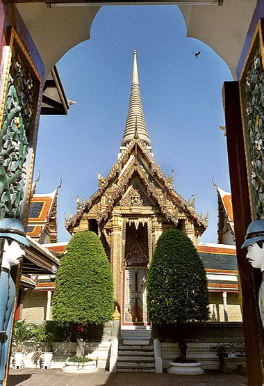 บันไดทางขึ้นไปสู่ “พระวิหารทิศ” ด้านทิศตะวันออก ฝั่งถนนเฟื่องนคร ที่หัวเสามีเครื่องตกแต่งเรียกว่า “หัวเม็ดยอดปลี” หมายถึงเขาพระสุเมรุ  ซึ่งเป็นสัญลักษณ์เครื่องตกแต่งอาคารเฉพาะวังและวัดเท่านั้น