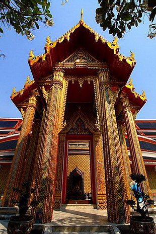 “พระวิหารทิศหรือพระวิหารมุข”  เป็นทางเข้าสู่บริเวณภายในพระระเบียงคดรอบพระมหาเจดีย์ใหญ่